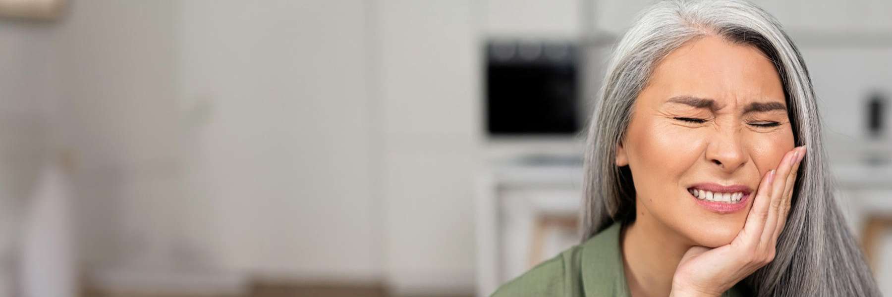woman with a toothache in bakersfield